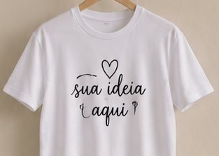 Camiseta branca pendurada com estampa personalizada